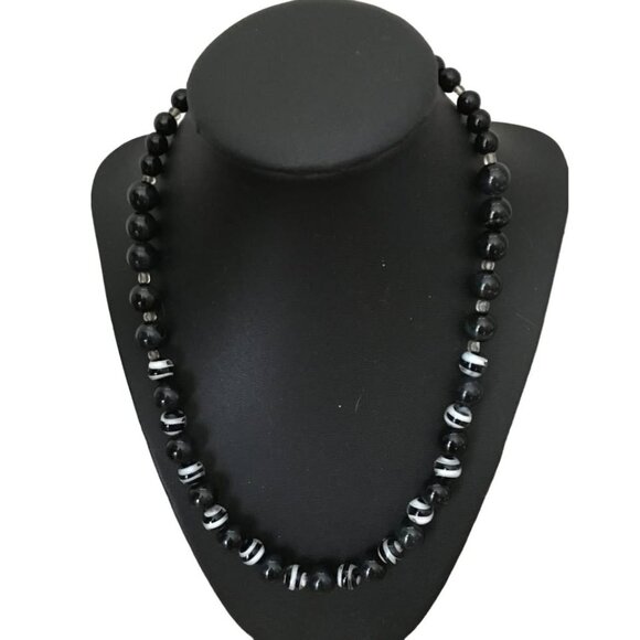 Vintage Black and White Swirl Art Glass Beaded Necklace - Picture 1 of 3